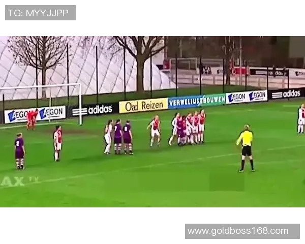 足球狂热瞬间球迷激情冲入球场直奔偶像球星引发全场震动